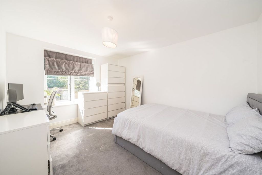 3 bed flat for saleSamuelson Place, Isleworth TW7 photo 4