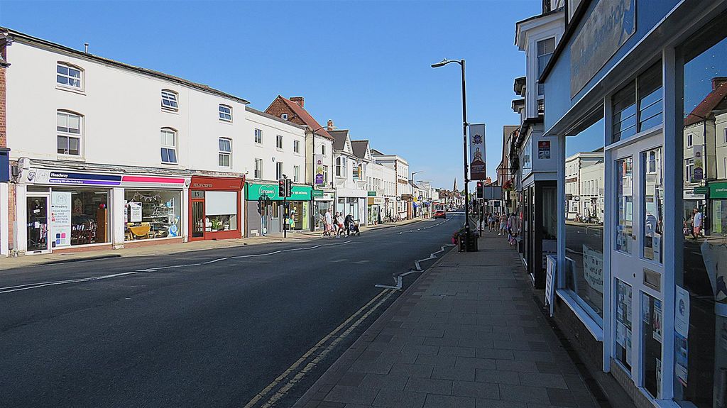 1 bed flat for saleThe Square, Kenilworth CV8 photo 3