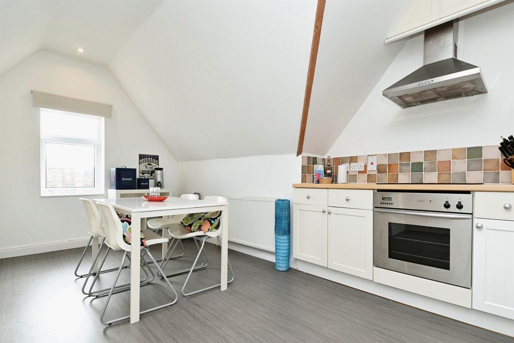 2 bed flat for saleCliff Parade, Hunstanton PE36 photo 4
