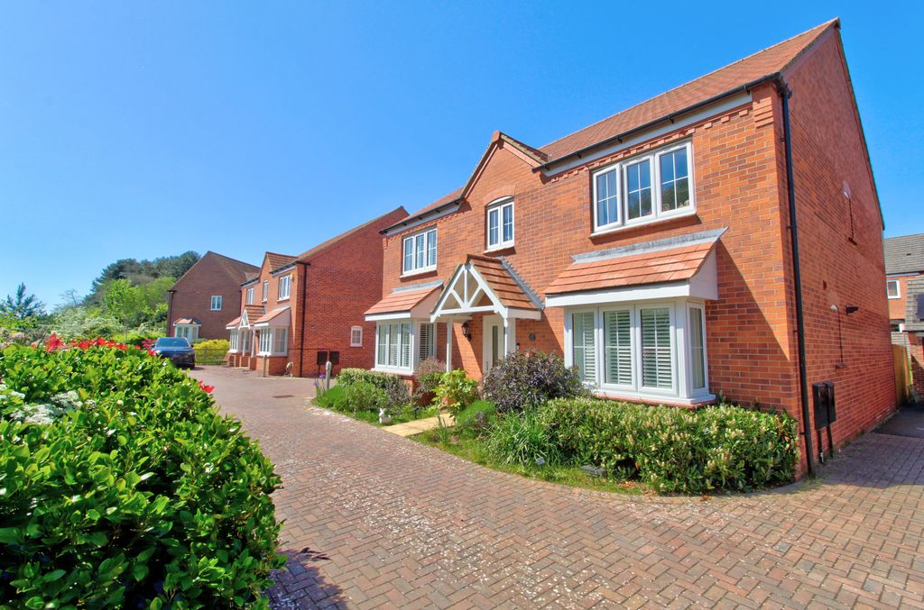 5 bed detached house for saleVanneck Close, Kidderminster DY11
