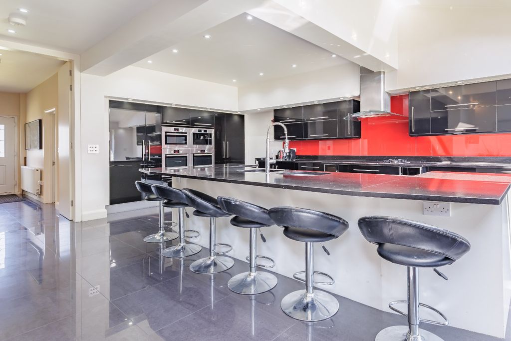 4 bed semi-detached house for saleStainforth Road, Newbury Park IG2 photo 5