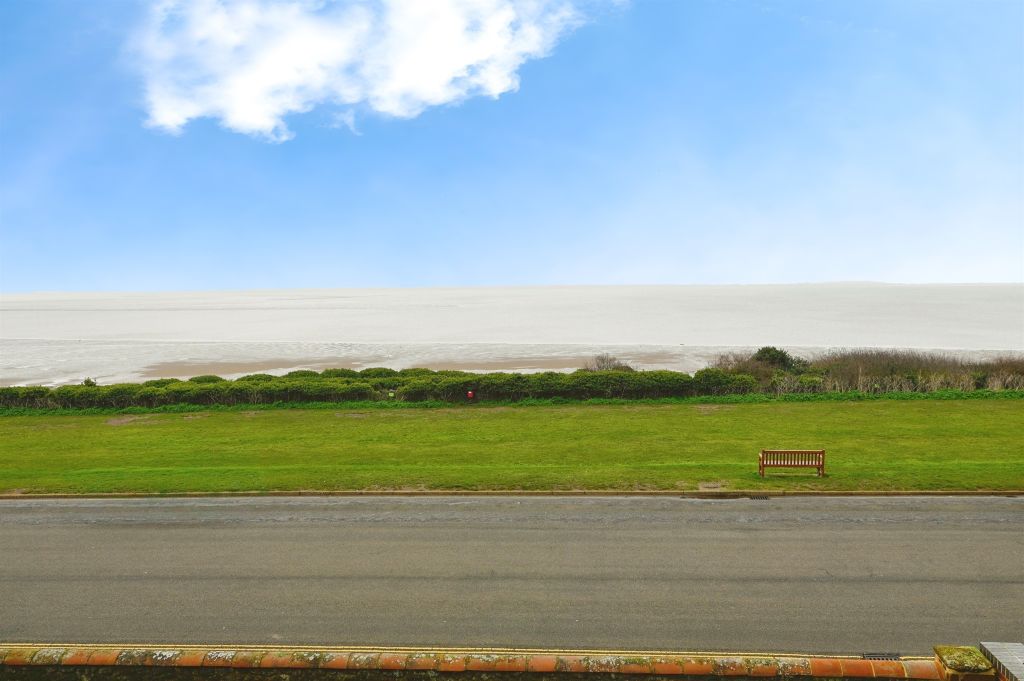 2 bed flat for saleCliff Parade, Hunstanton PE36 photo 3