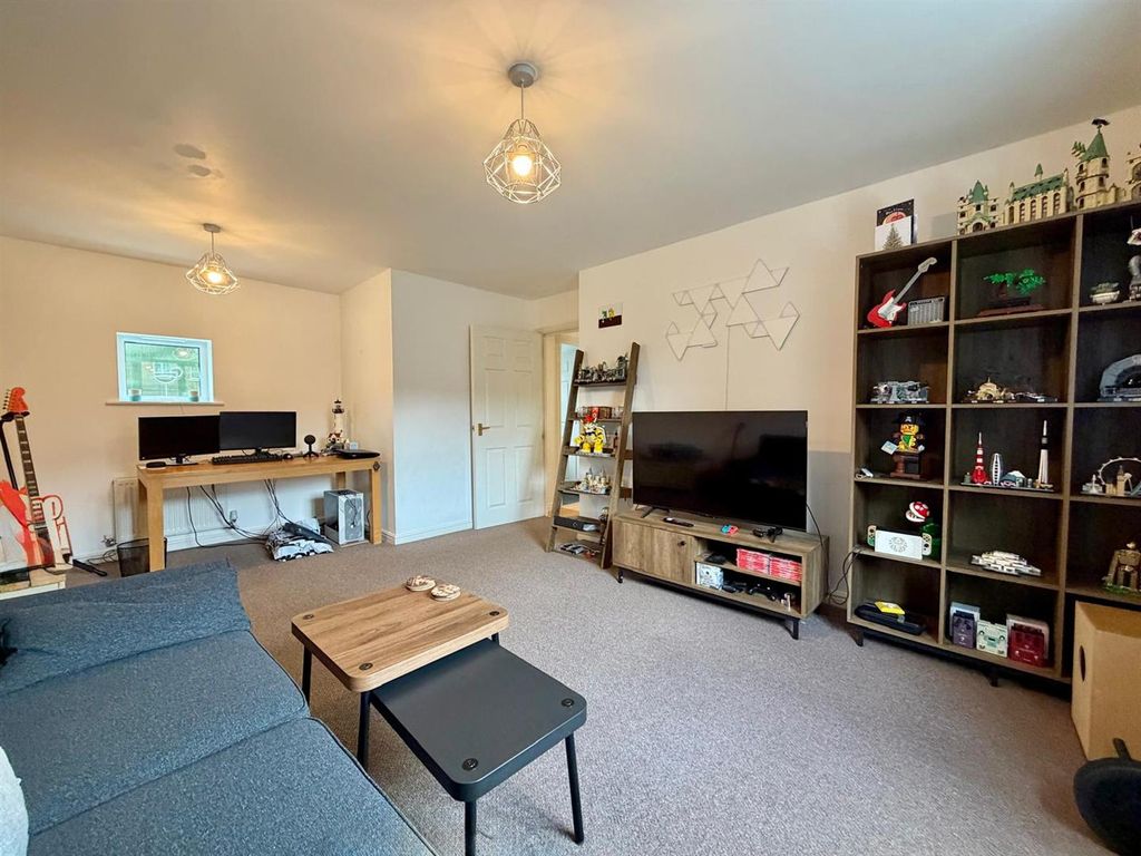 2 bed flat for salePipers Lane, Kenilworth CV8 photo 3