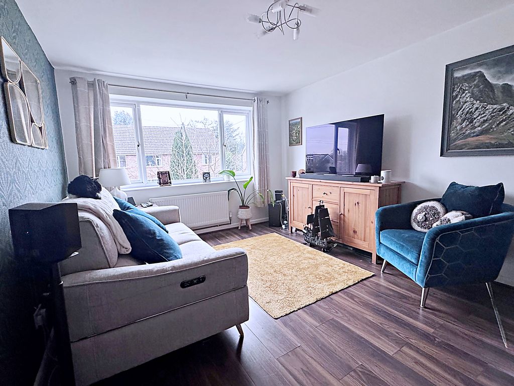 2 bed maisonette for saleDenton Close, Kenilworth CV8 photo 2