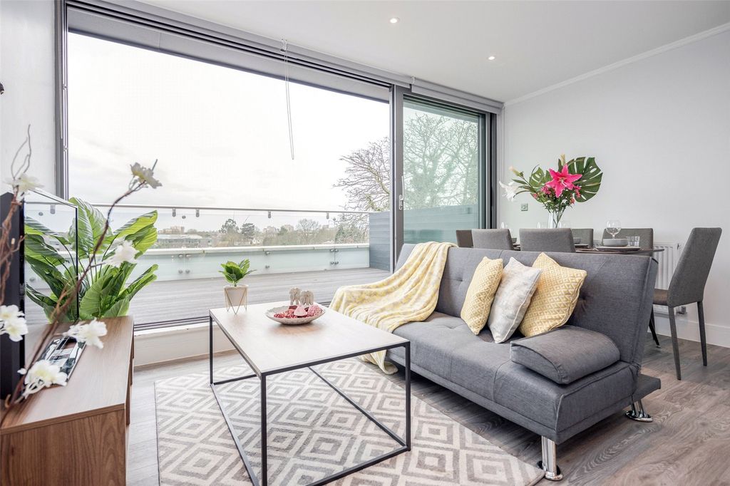 3 bed flat for saleDudley House, The Grove, Isleworth, London TW7