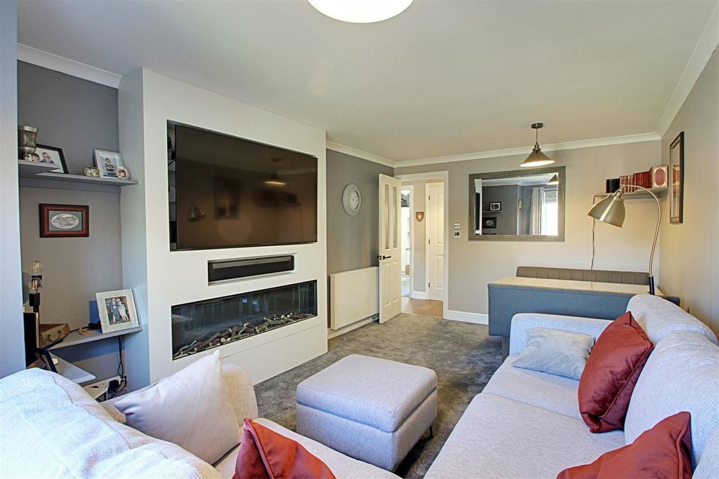 Additional image 4 of 2 bed flat for saleLakeview, Railway Terrace, Kings Langley WD4