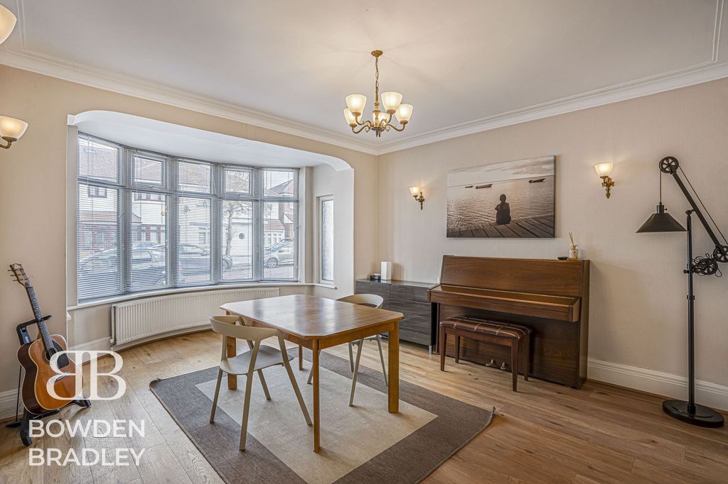 Additional image 5 of 5 bed property for saleAbbotswood Gardens, Clayhall IG5