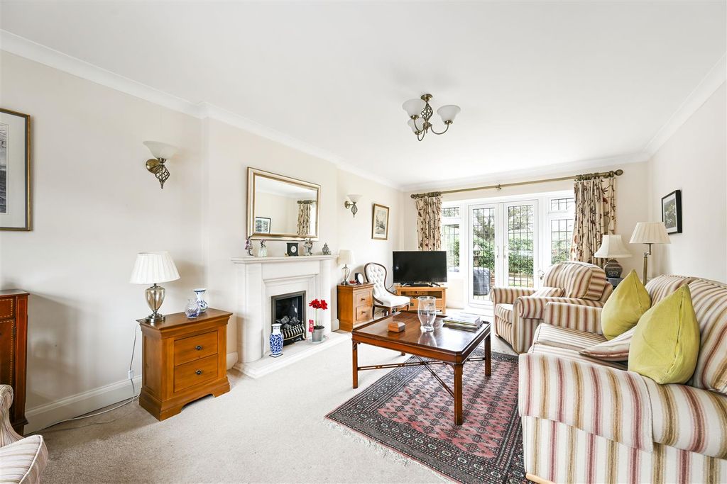 3 bed property for saleDeepdene, Ingatestone CM4 photo 2