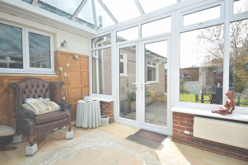 3 bed detached bungalow for saleLennoch Circle, Comrie, Crieff PH6 photo 2