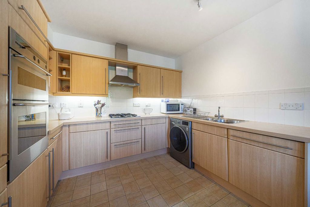 2 bed flat for saleLower Square, Old Isleworth TW7 photo 4