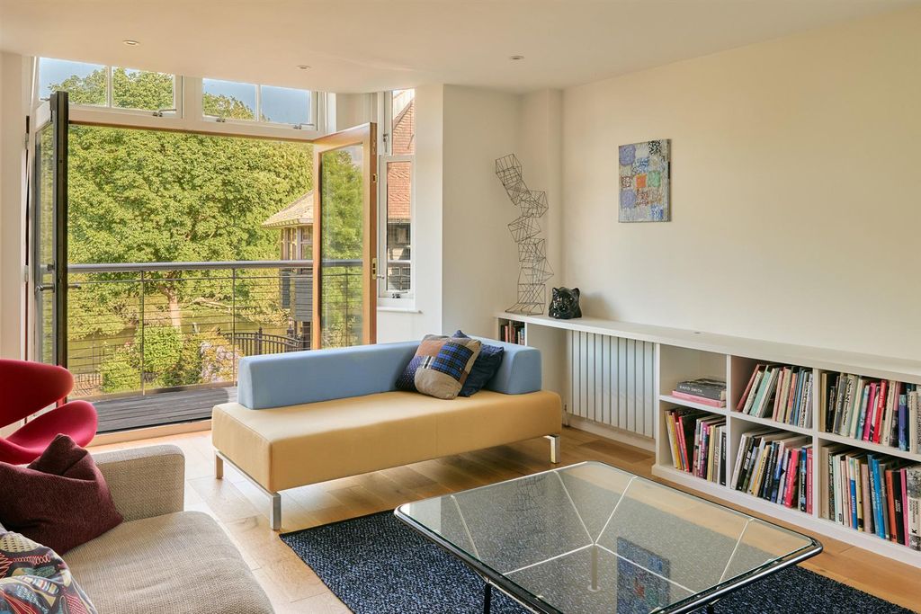 2 bed flat for saleLower Square, Isleworth TW7 photo 5