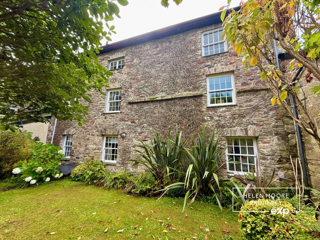 2 bed flat for saleWoodland Court, Woodland Road, Ivybridge PL21
