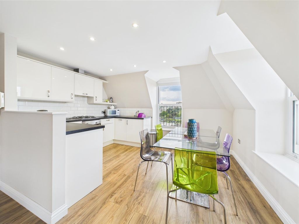 2 bed flat for saleSommers Crescent, Ilfracombe EX34 photo 2