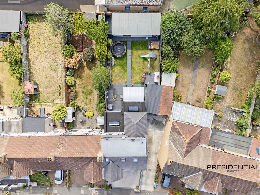 Additional image 46 of 5 bed property for saleKenwood Gardens, Gants Hill IG2