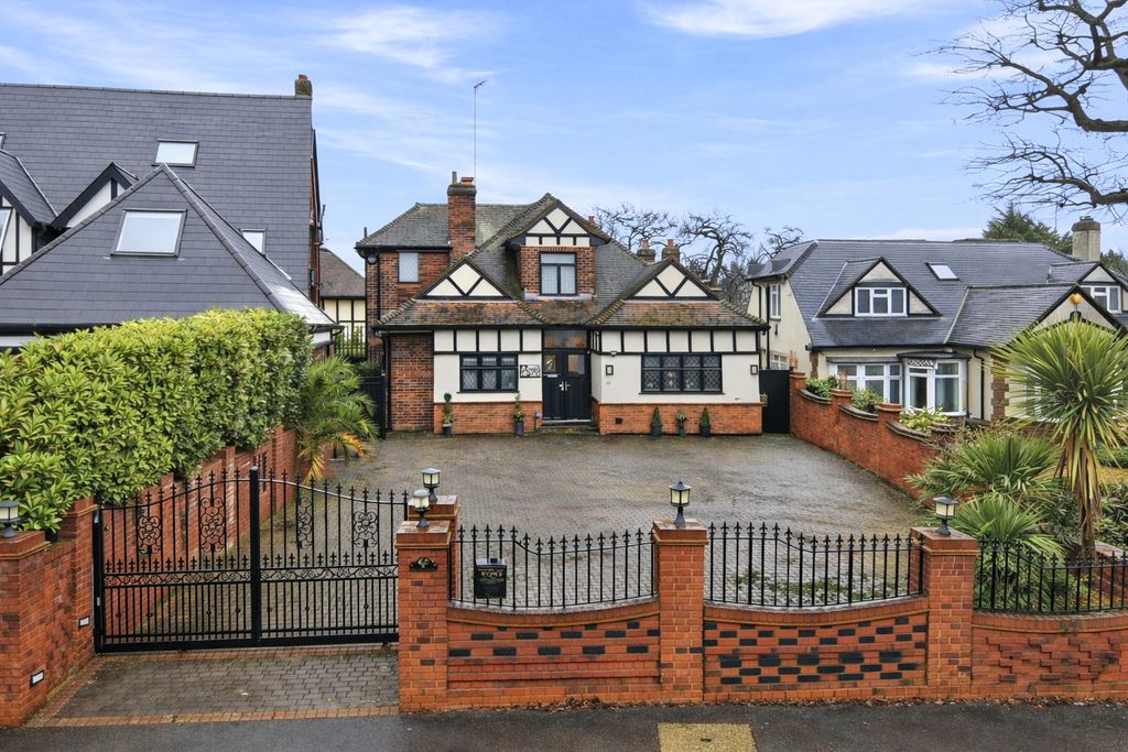 4 bed detached house for saleTomswood Road, Chigwell, Essex IG7