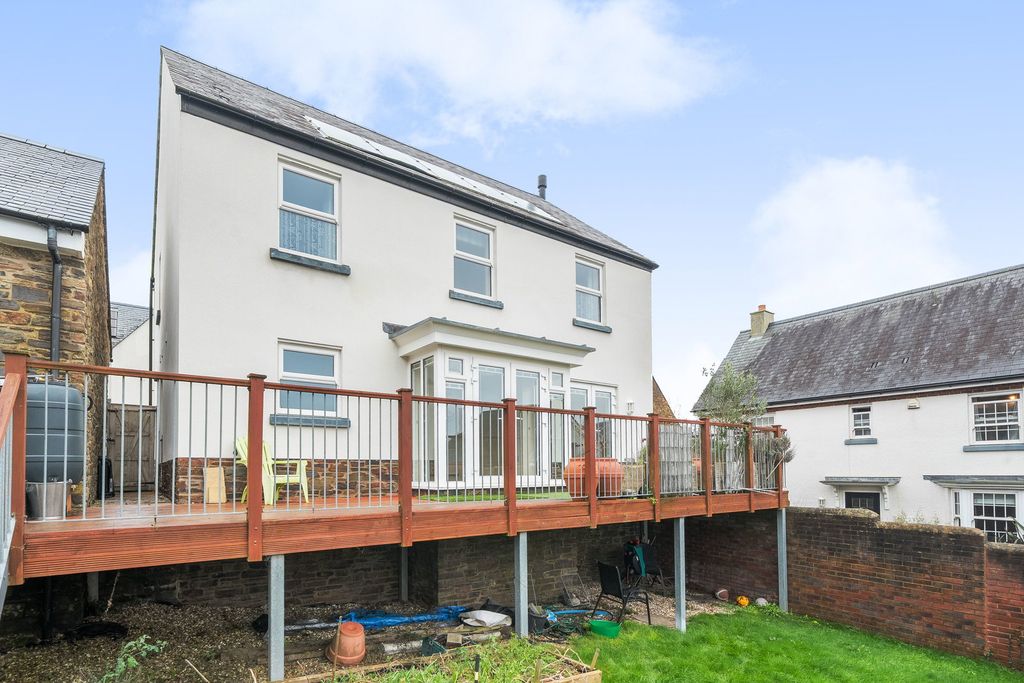 4 bed detached house for salePinwill Crescent, Ermington PL21 photo 3