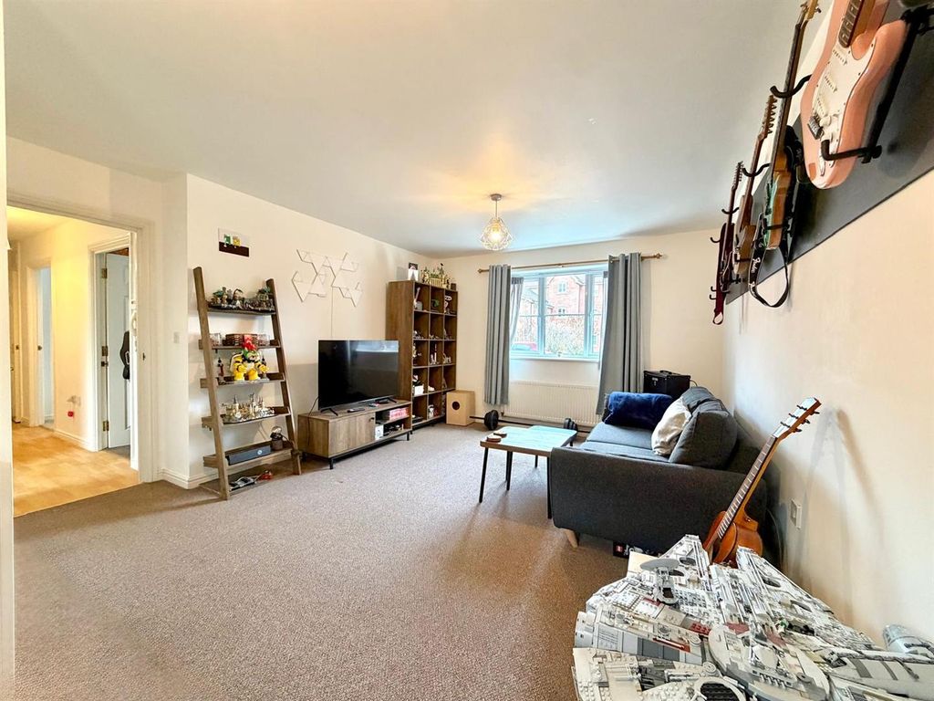 2 bed flat for salePipers Lane, Kenilworth CV8 photo 2