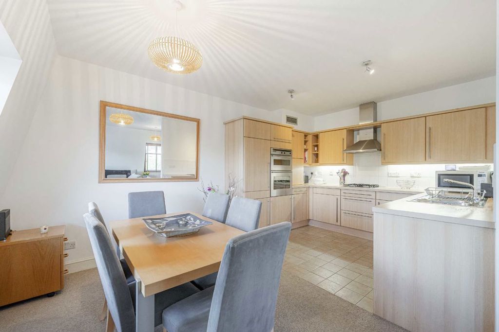 2 bed flat for saleLower Square, Old Isleworth TW7 photo 3