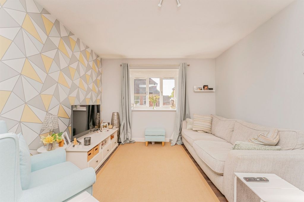 2 bed flat for saleRussell Street, Kettering NN16 photo 5