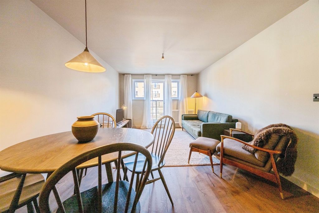 Additional image 5 of 2 bed flat for saleOvaltine Drive, Kings Langley WD4