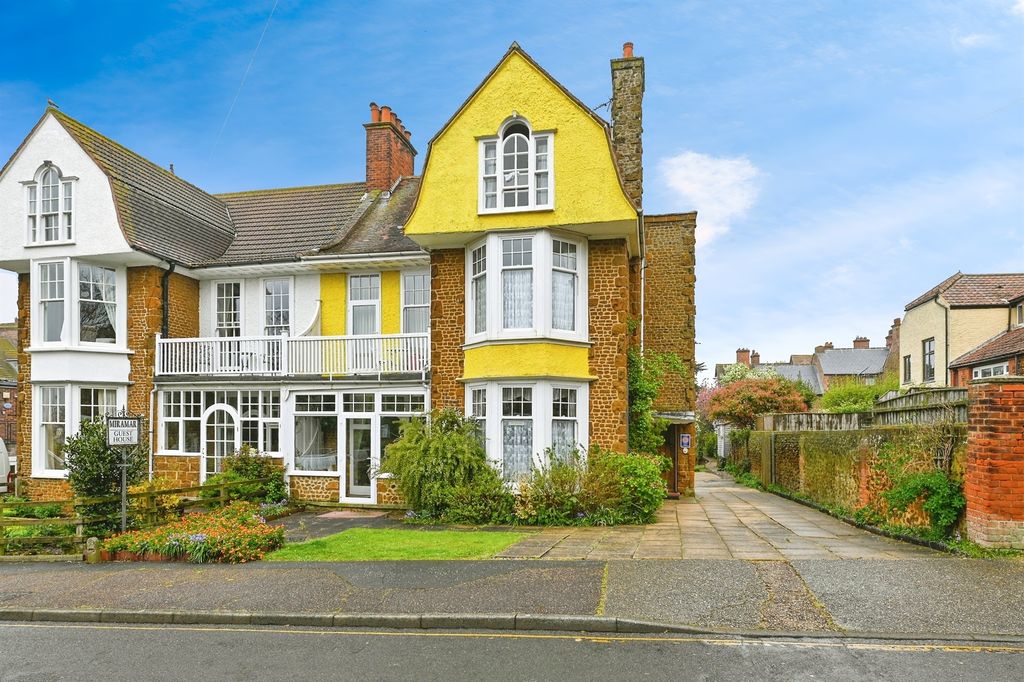5 bed semi-detached house for saleBoston Square, Hunstanton PE36