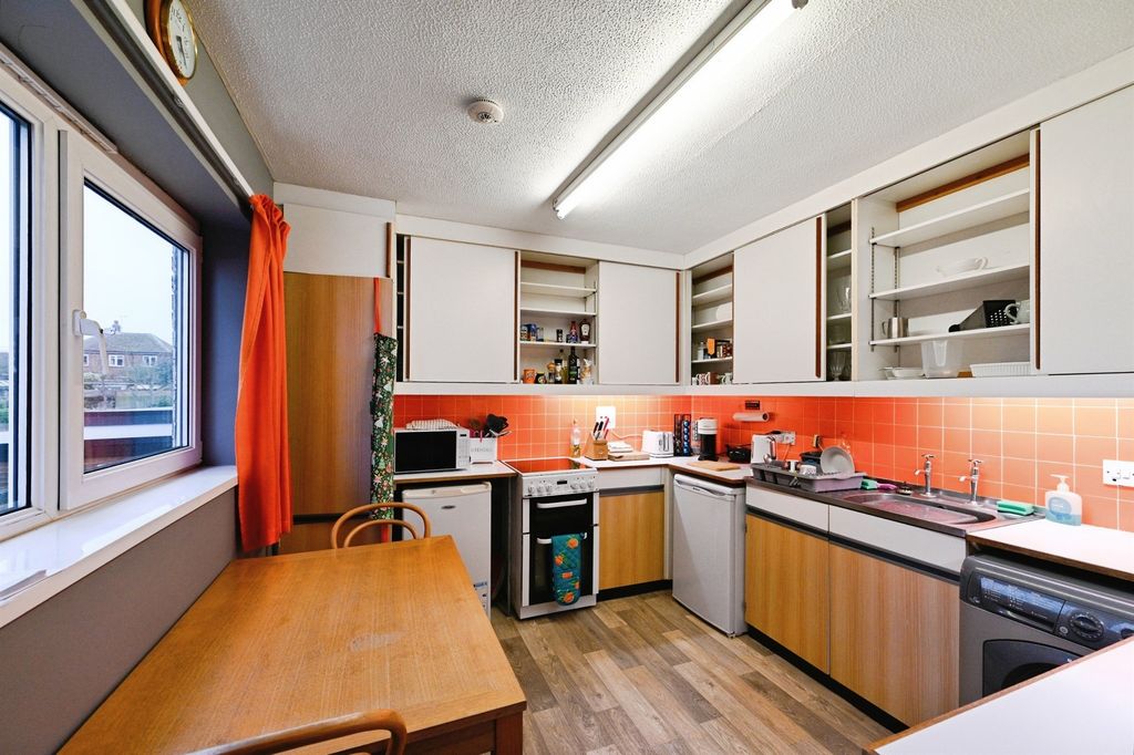 2 bed flat for saleCliff Parade, Hunstanton PE36 photo 2