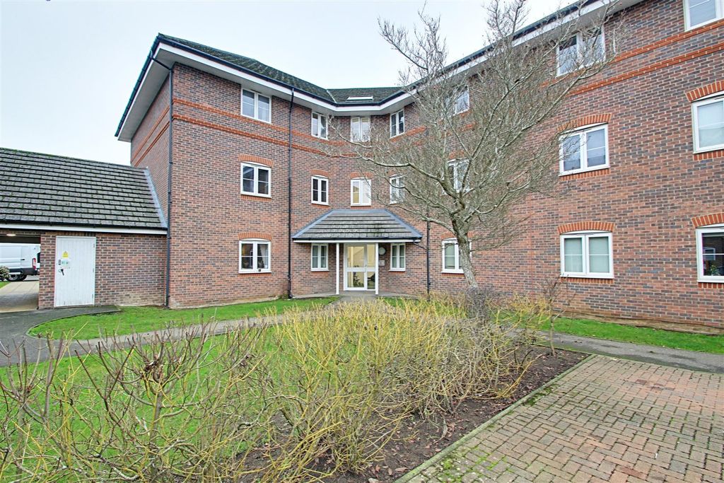 2 bed flat for saleWharf Way, Hunton Bridge, Kings Langley WD4
