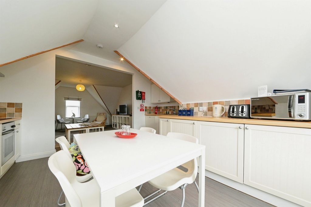 2 bed flat for saleCliff Parade, Hunstanton PE36 photo 3