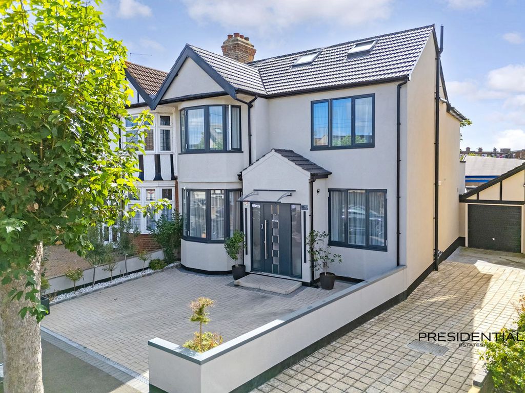 5 bed property for saleKenwood Gardens, Gants Hill IG2