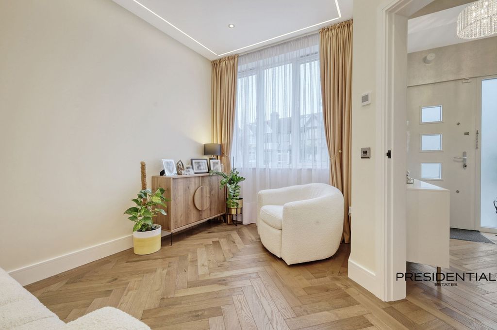 Additional image 20 of 5 bed property for saleKenwood Gardens, Gants Hill IG2