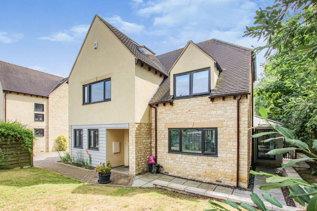 6 bed detached house for saleWarland Gardens, Kidlington OX5