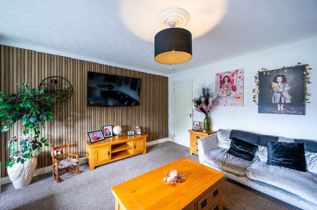 2 bed flat for saleWarrix Avenue, Irvine KA12 photo 4