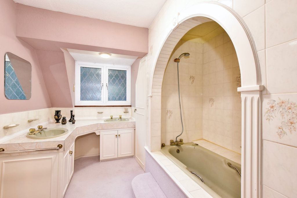 Additional image 13 of 7 bed semi-detached house for saleWarren Lodge, Iver Heath SL0