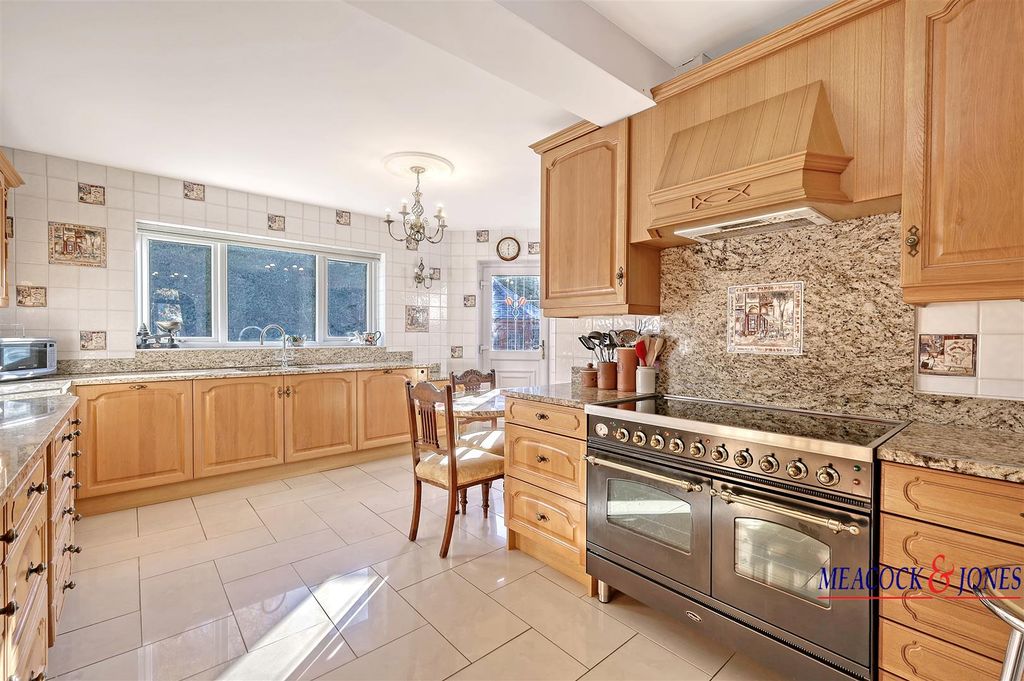 4 bed detached house for saleTor Bryan, Ingatestone, Essex CM4 photo 4