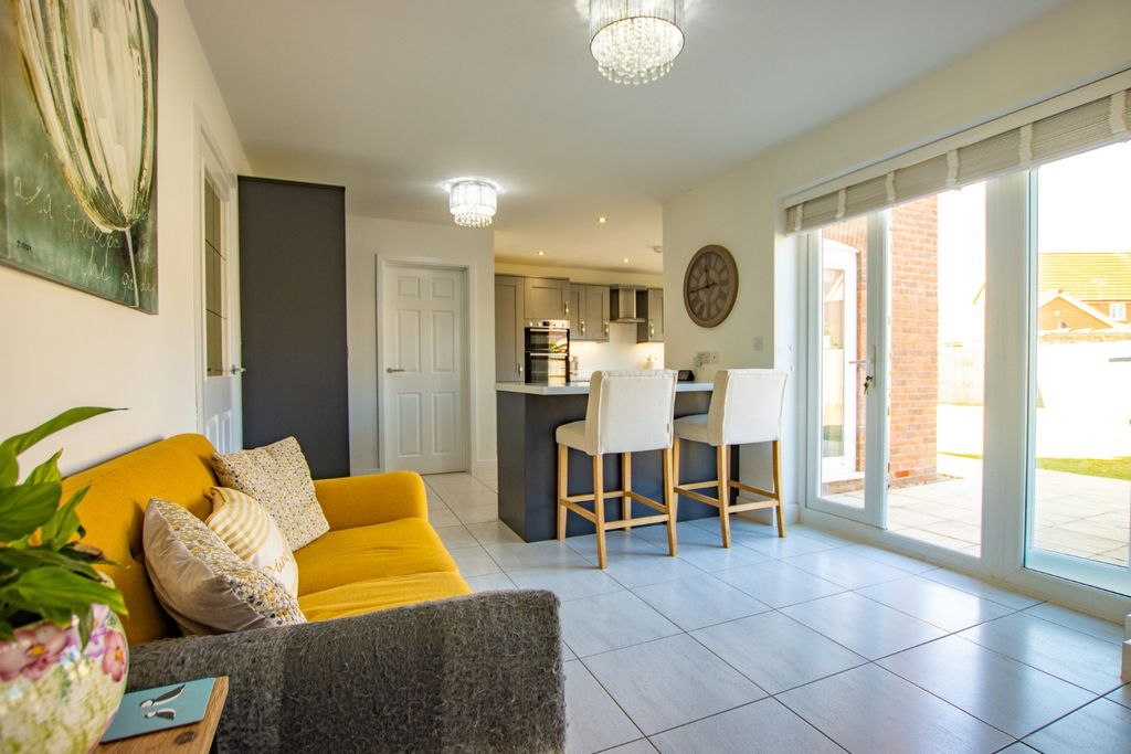 4 bed detached house for salePoppy Crescent, Hunstanton PE36 photo 4