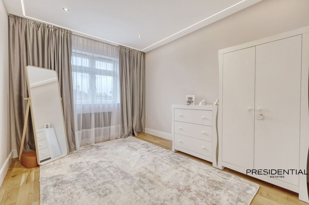 Additional image 30 of 5 bed property for saleKenwood Gardens, Gants Hill IG2