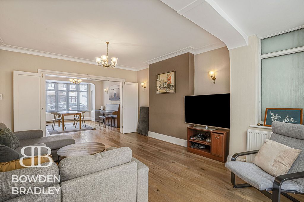 Additional image 4 of 5 bed property for saleAbbotswood Gardens, Clayhall IG5
