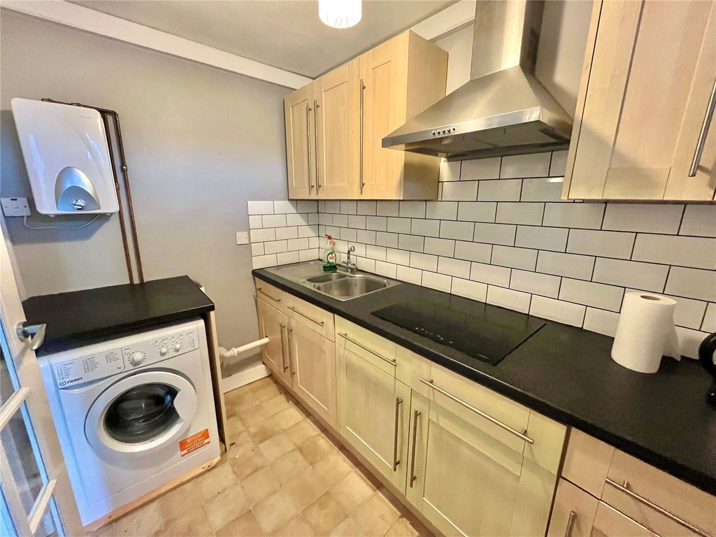 1 bed flat for saleCaptains Walk, Saundersfoot, Pembrokeshire SA69 photo 4