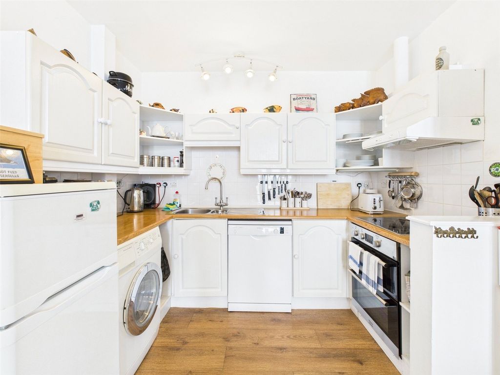 2 bed flat for saleParade Terrace, Ilfracombe, Devon EX34 photo 5