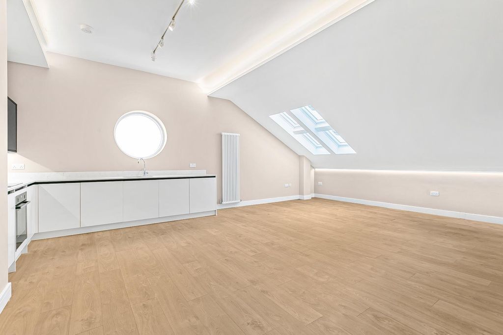 2 bed flat for salePark Lane, Knebworth SG3 photo 4