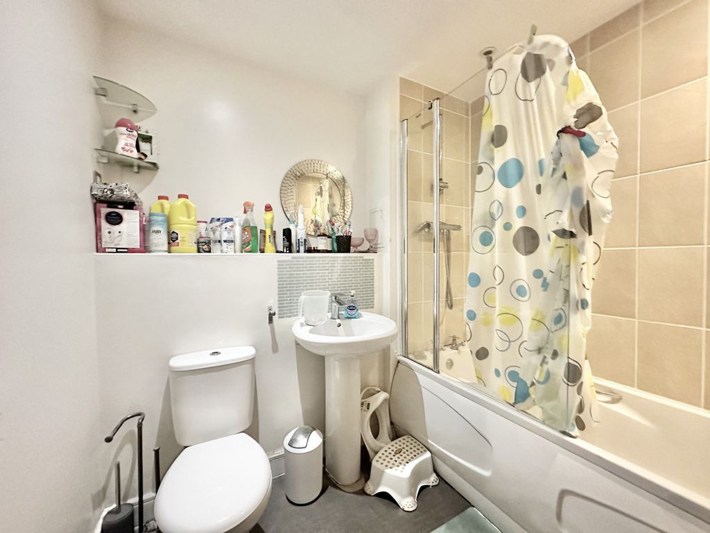 Additional image 7 of 2 bed flat for salePerth Road, Ilford IG2