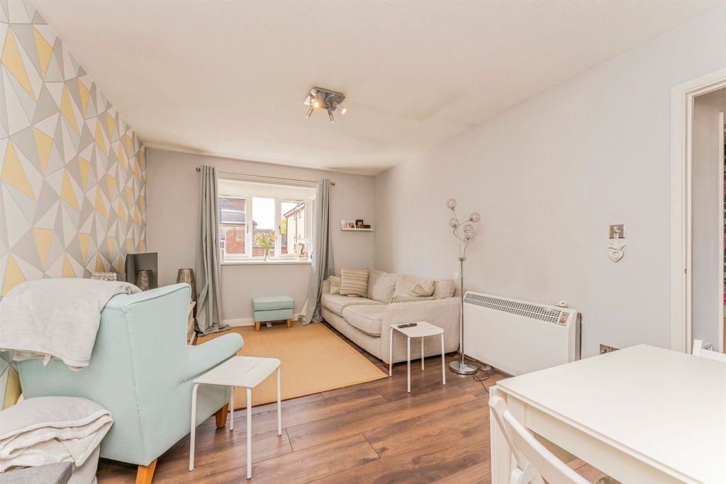 2 bed flat for saleRussell Street, Kettering NN16 photo 2