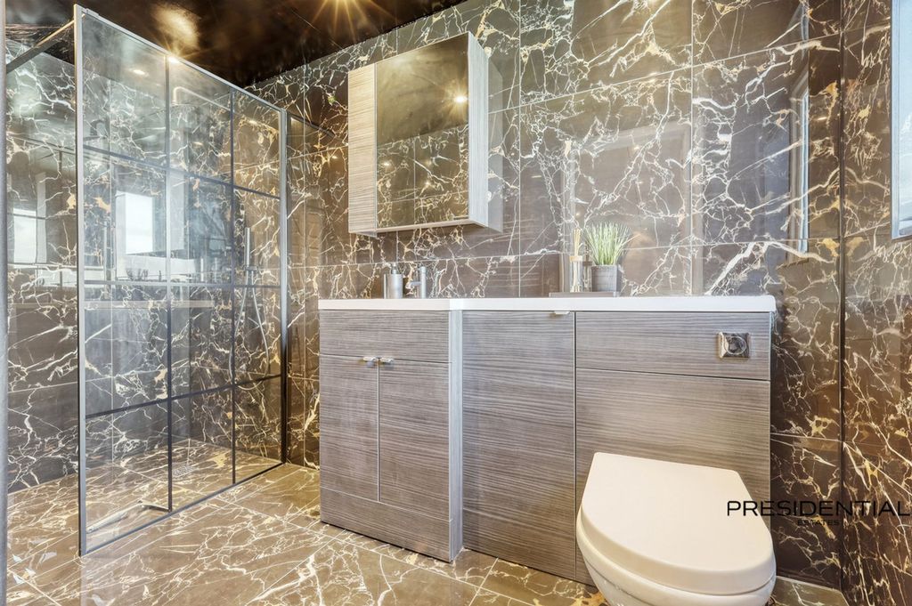 Additional image 39 of 5 bed property for saleKenwood Gardens, Gants Hill IG2