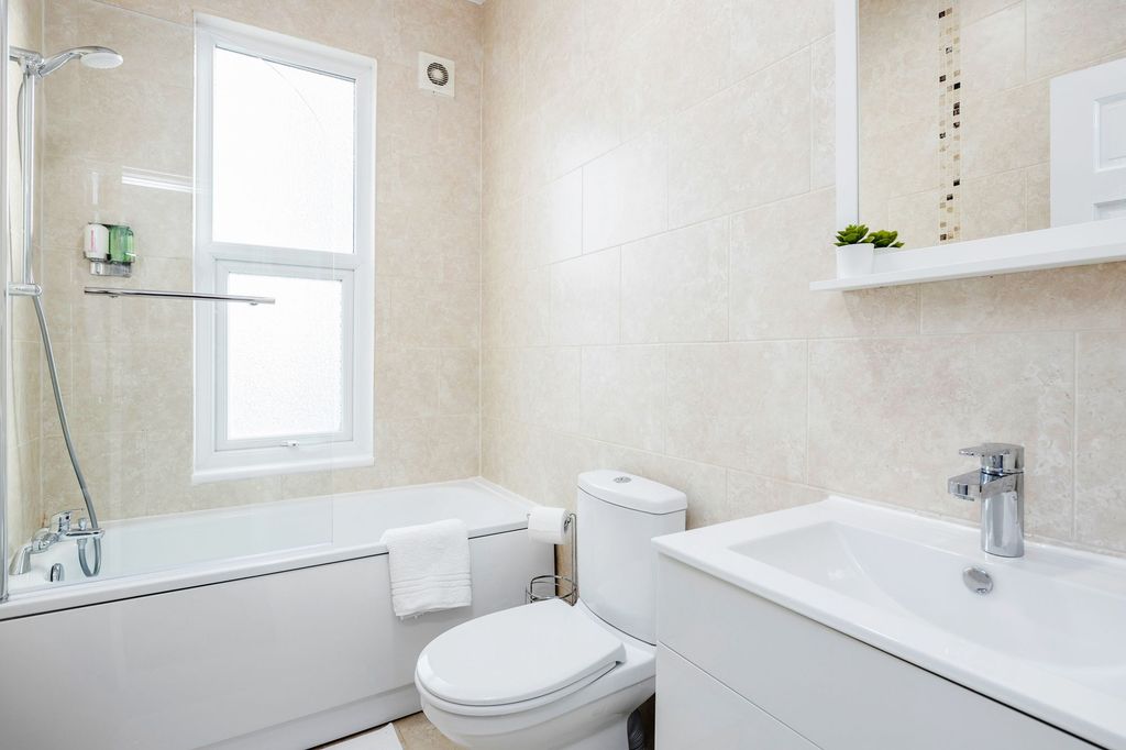 Additional image 10 of 2 bed flat for saleRedcliffe Gardens, Ilford IG1