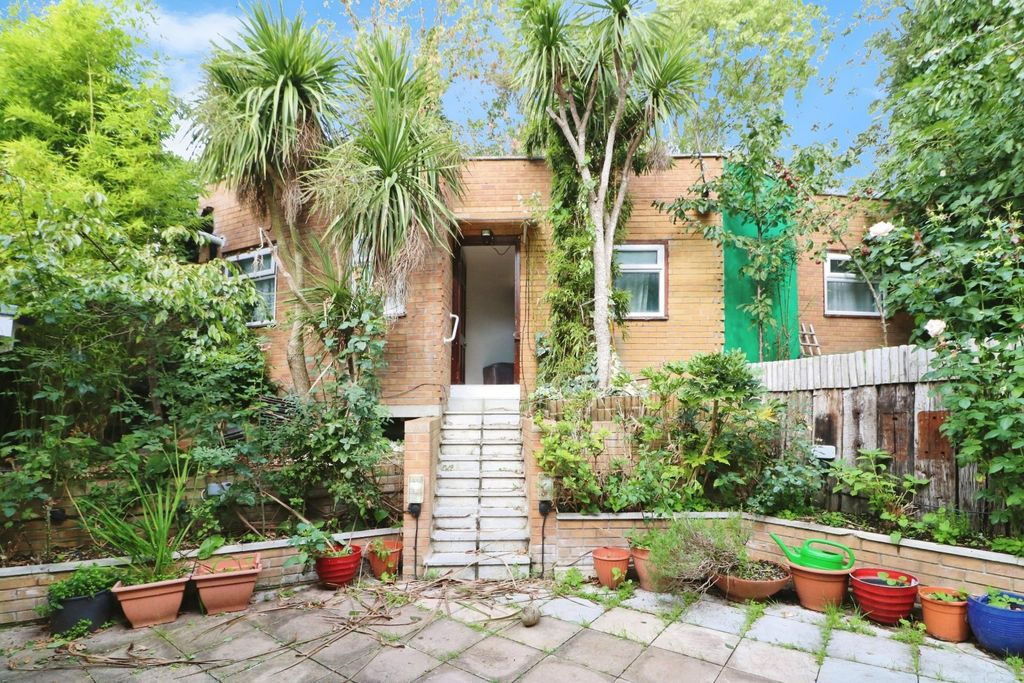 Additional image 2 of 6 bed detached house for saleCarswell Close, Ilford IG4