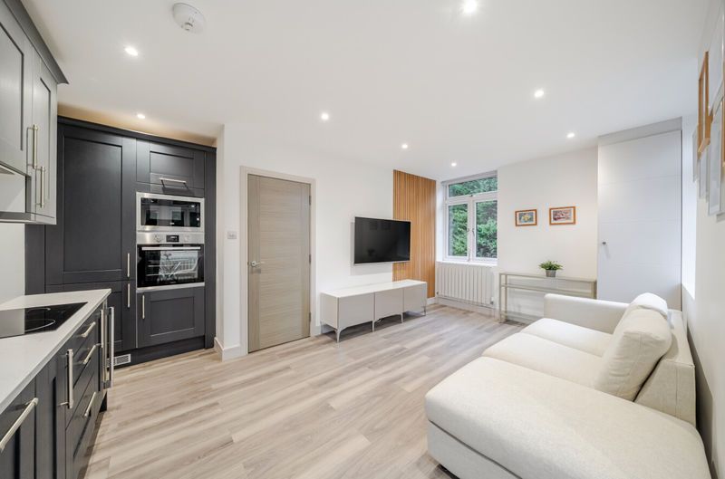 1 bed flat for saleWelcomes Road, Kenley CR8 photo 3