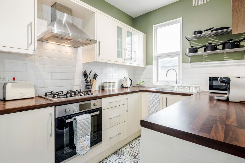 Additional image 3 of 2 bed flat for saleRedcliffe Gardens, Ilford IG1