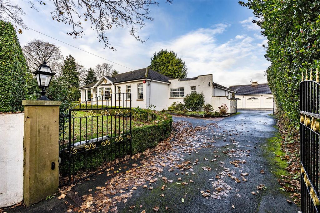 4 bed property for saleWoodside Road, Huddersfield HD4