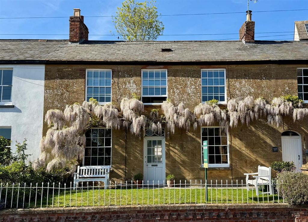 3 bed terraced house for saleEast Street, Ilminster, Somerset TA19