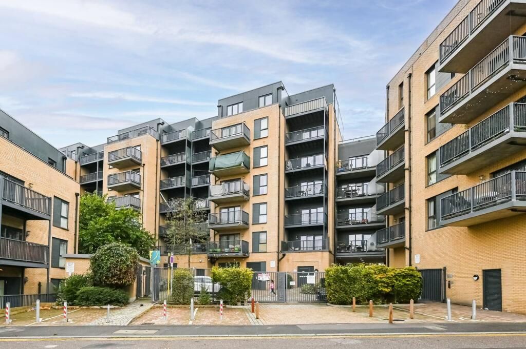 3 bed flat for saleClarence Avenue, Gants Hill IG2
